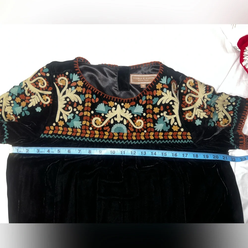 Elegant Black Embroidered Dress - Picture 6 of 7